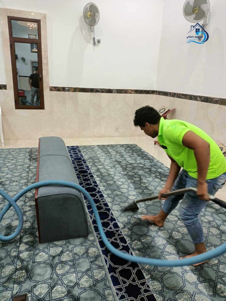 عمال تنظيف مساجد